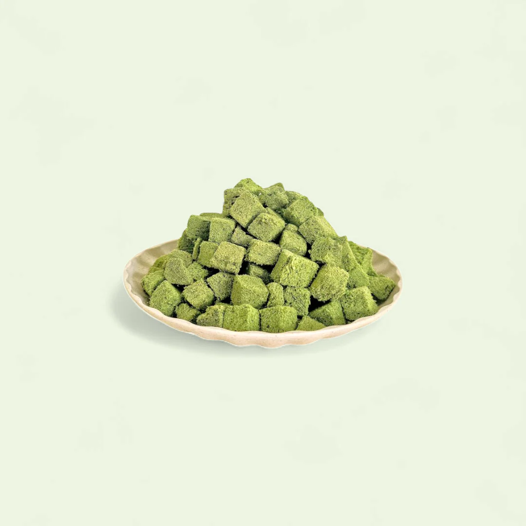 Green freeze-dried pet treats